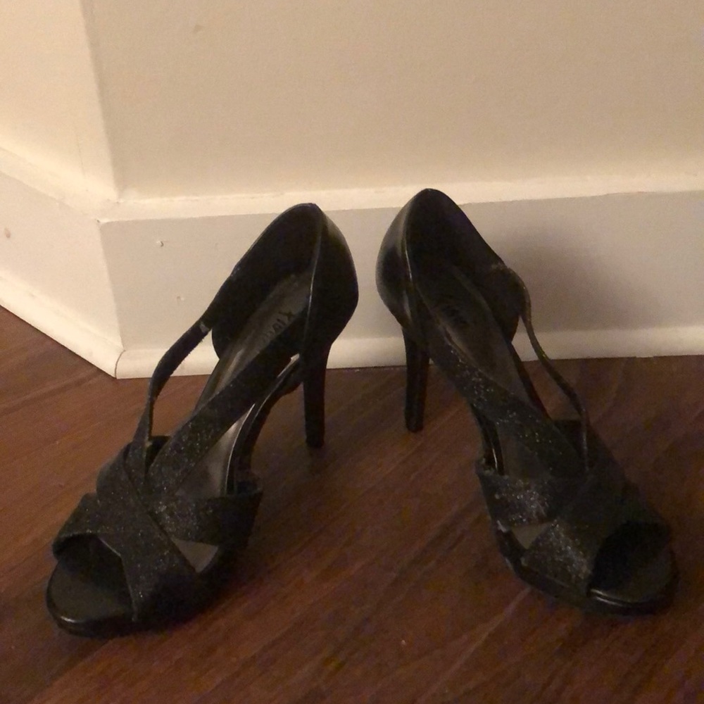 Black sparkly high heel shoes